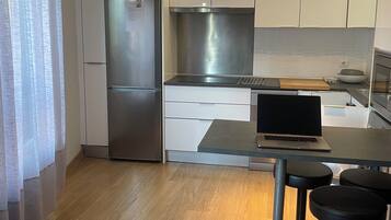 Een koelkast, een microgolfoven, een kookplaat, een vaatwasser