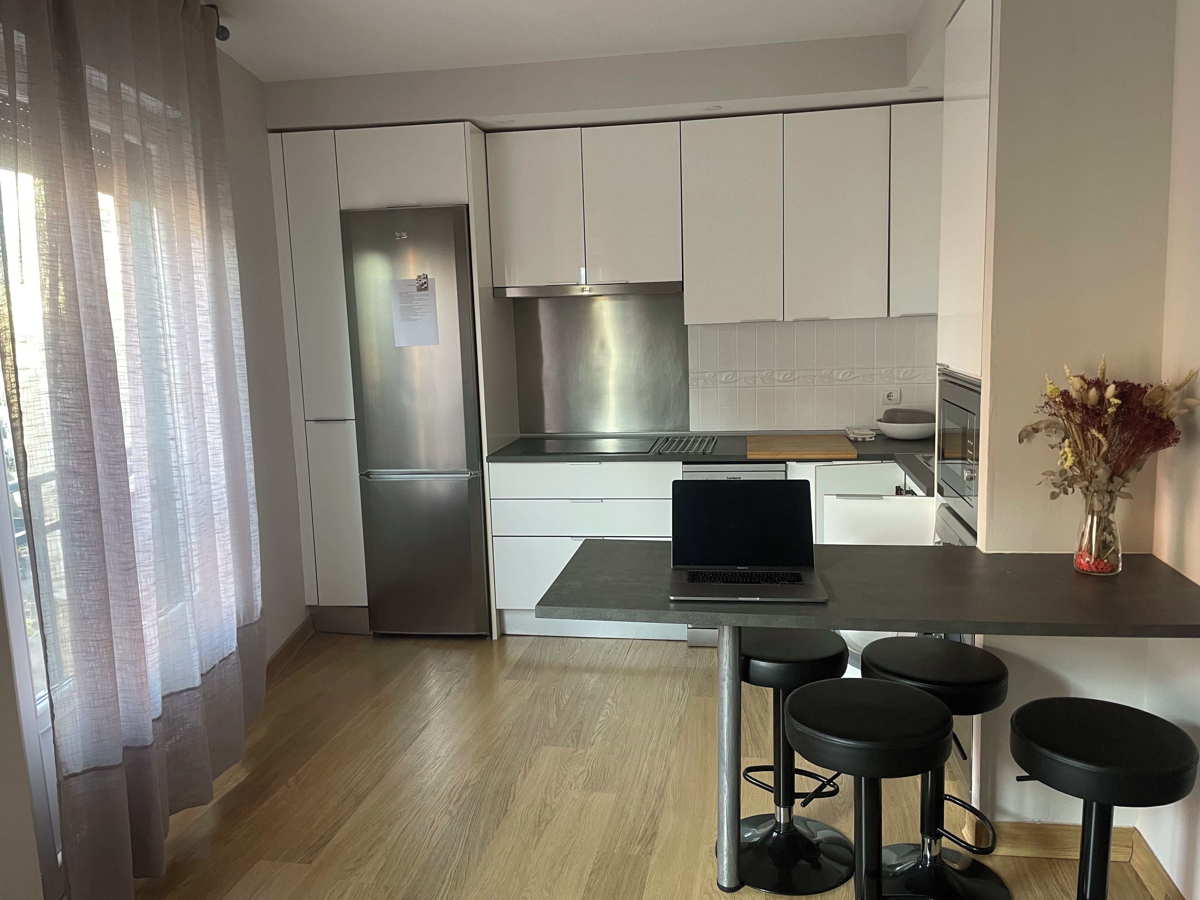 Kjøleskap, mikrobølgeovn, kokeplater og oppvaskmaskin