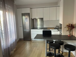 Fridge, microwave, stovetop, dishwasher - Apartamento Centro muy Luminoso (Huelva)