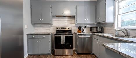 Geladeira, micro-ondas, fogão, cooktop