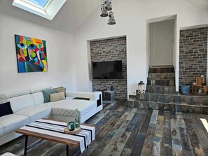 Smart-TV, DVD-spiller og bøker