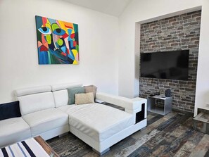 Smart-TV, DVD-spiller og bøker