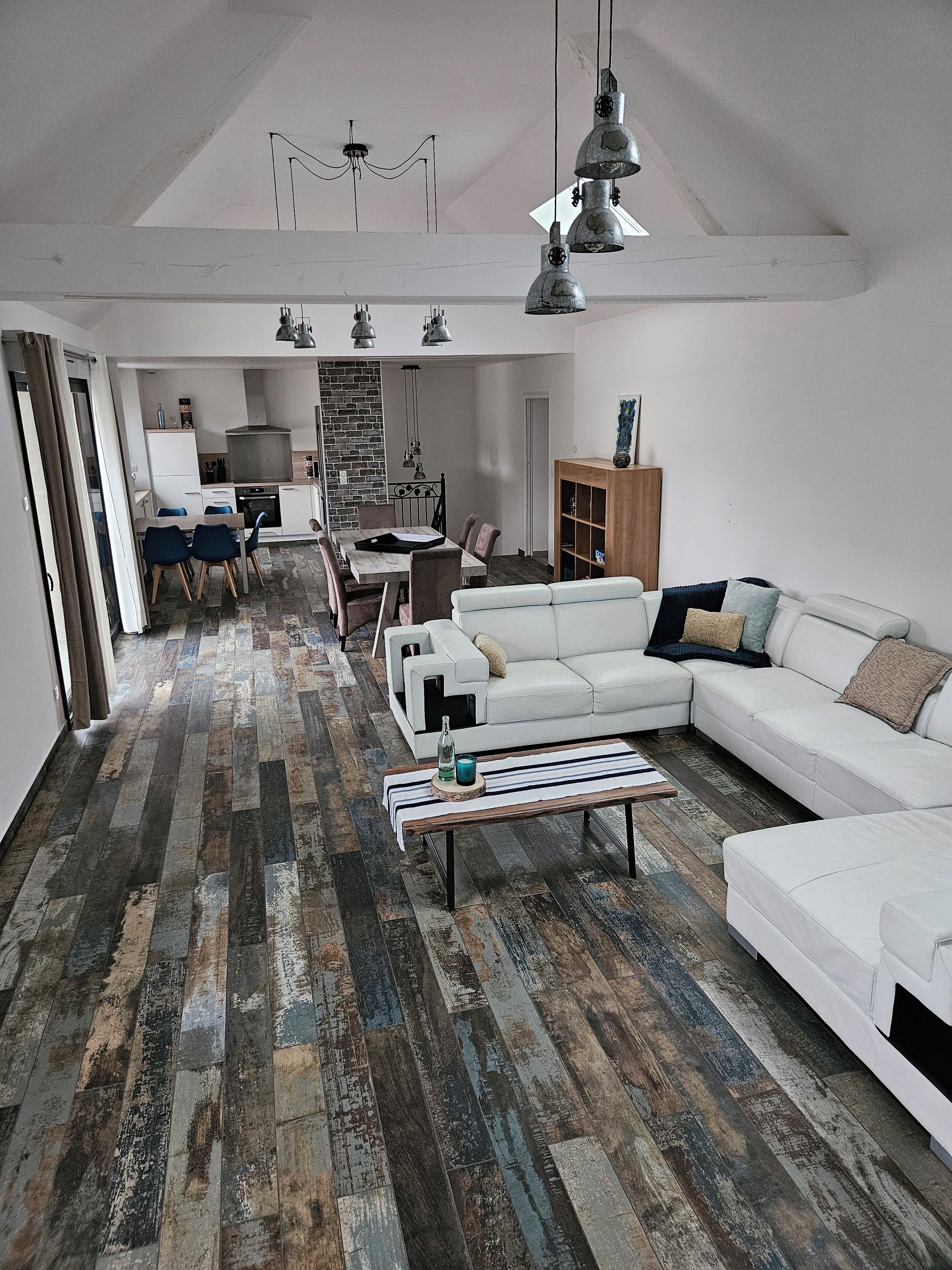 TV connectée, lecteur de DVD, livres