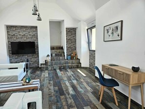 3 soverom, skrivebord, reiseseng for barn og wi-fi (inkludert)