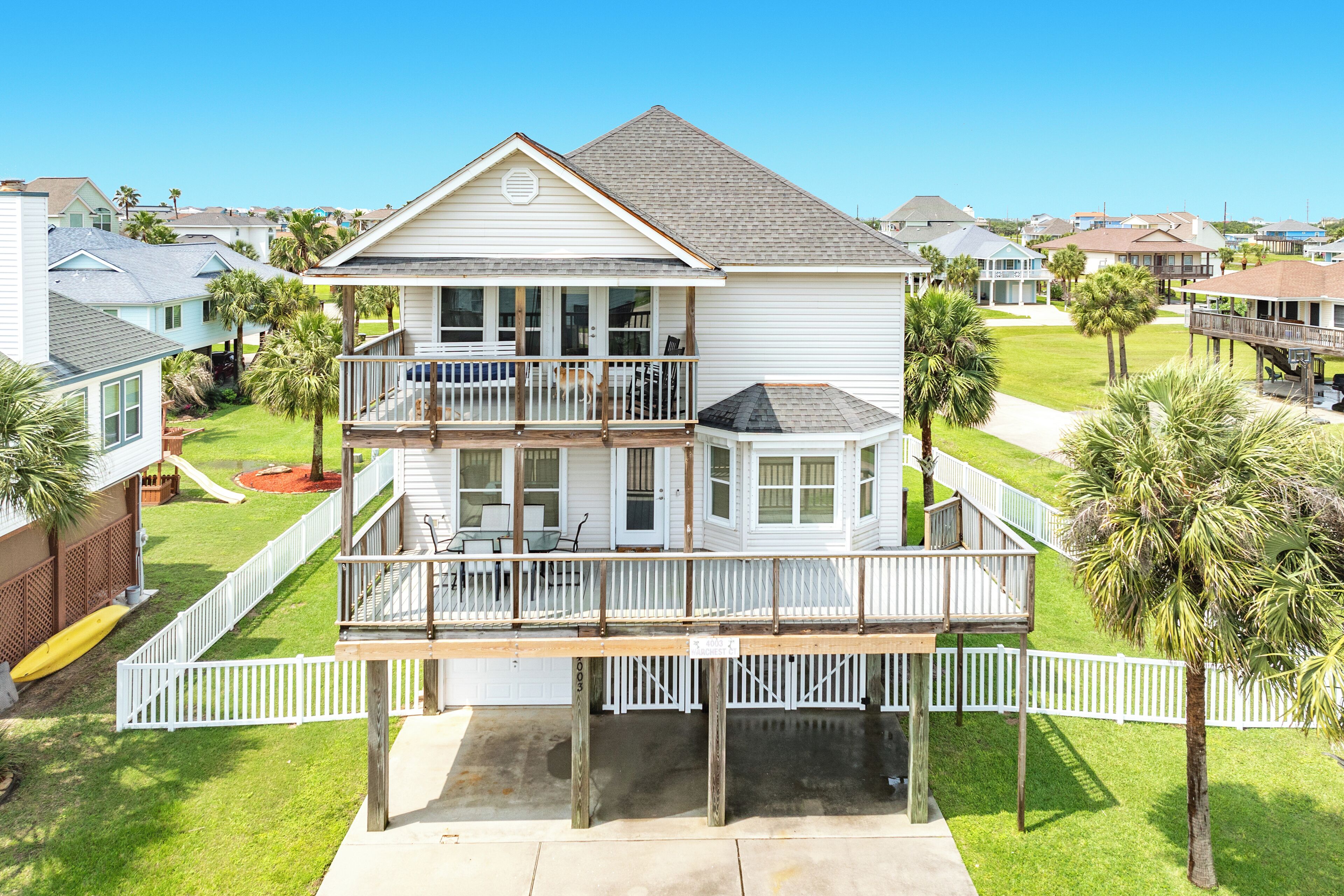 NEW to Vrbo! Fenced Yard, Dog Friendly, Beachside Escape in Pirates Beach