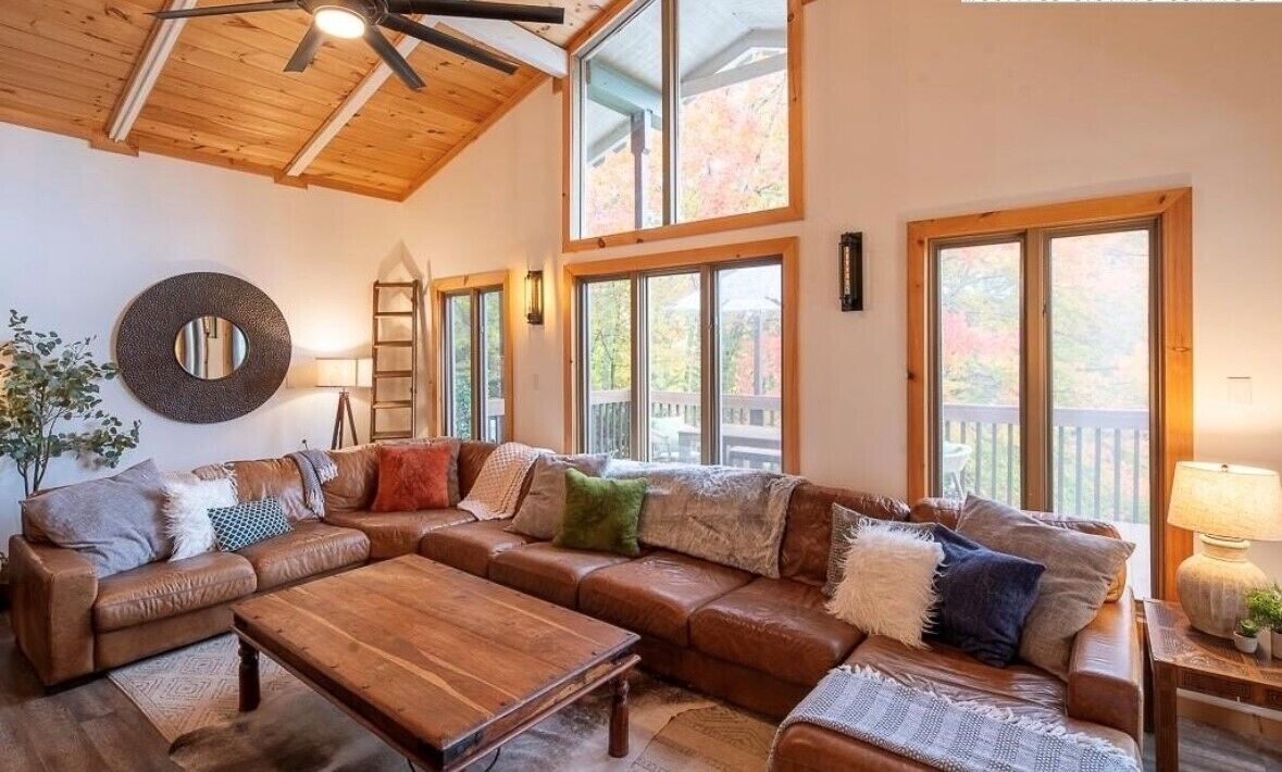 5 bdrm home located on 1st hole of Beech Mtn Golf Club. 1.8 miles to ski resort!