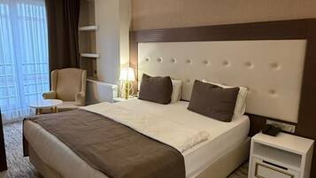 Sengetøy av topp kvalitet, memory foam-senger, minibar og safe på rommet