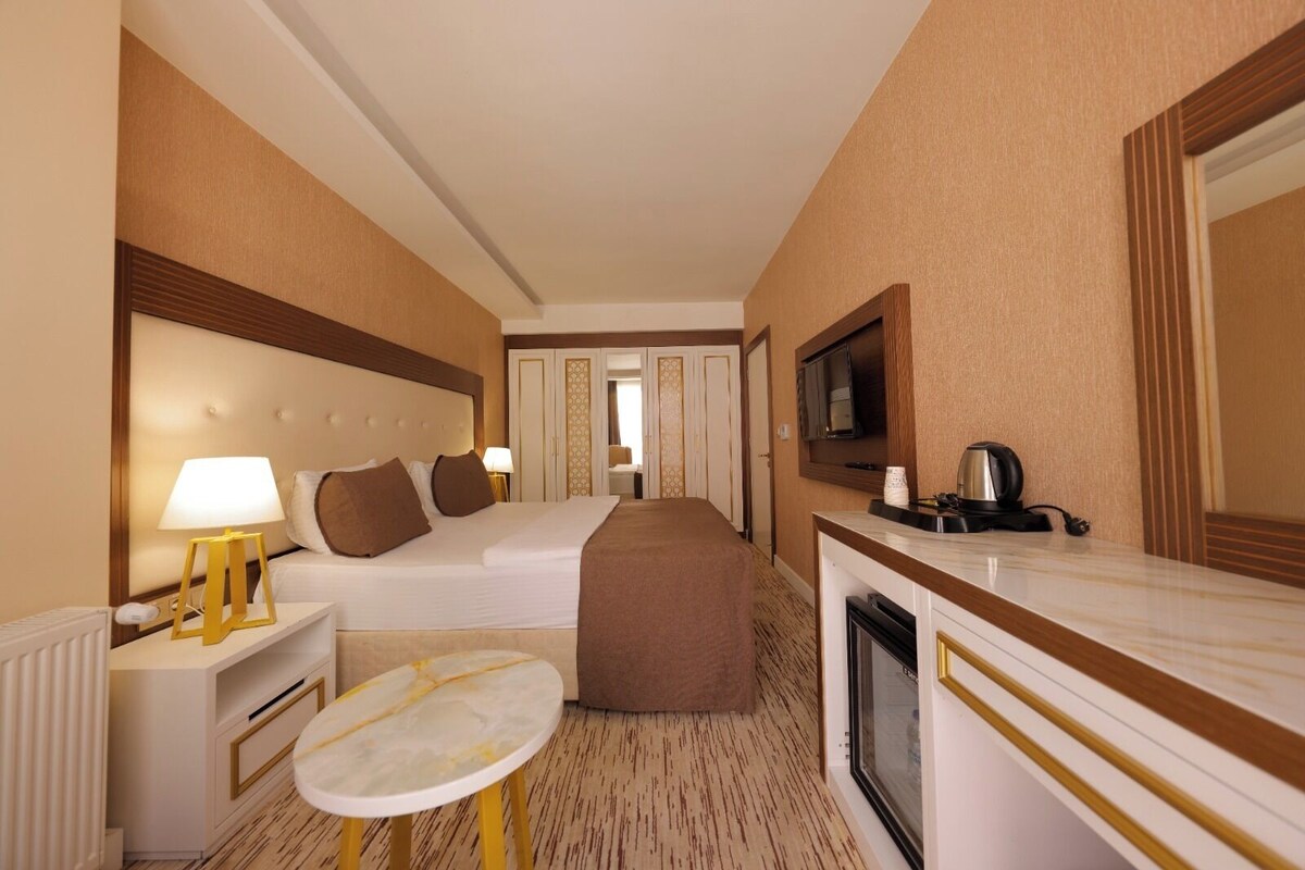 Suite luxueuse, vue sur la ville | Literie de qualité, lit avec matelas en mousse à mémoire, minibar