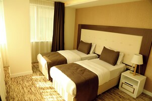 华丽客房 | 高档床上用品、记忆海绵床垫、迷你吧、客房内保险箱