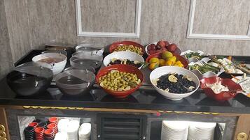 Café da manhã com buffet grátis todos os dias