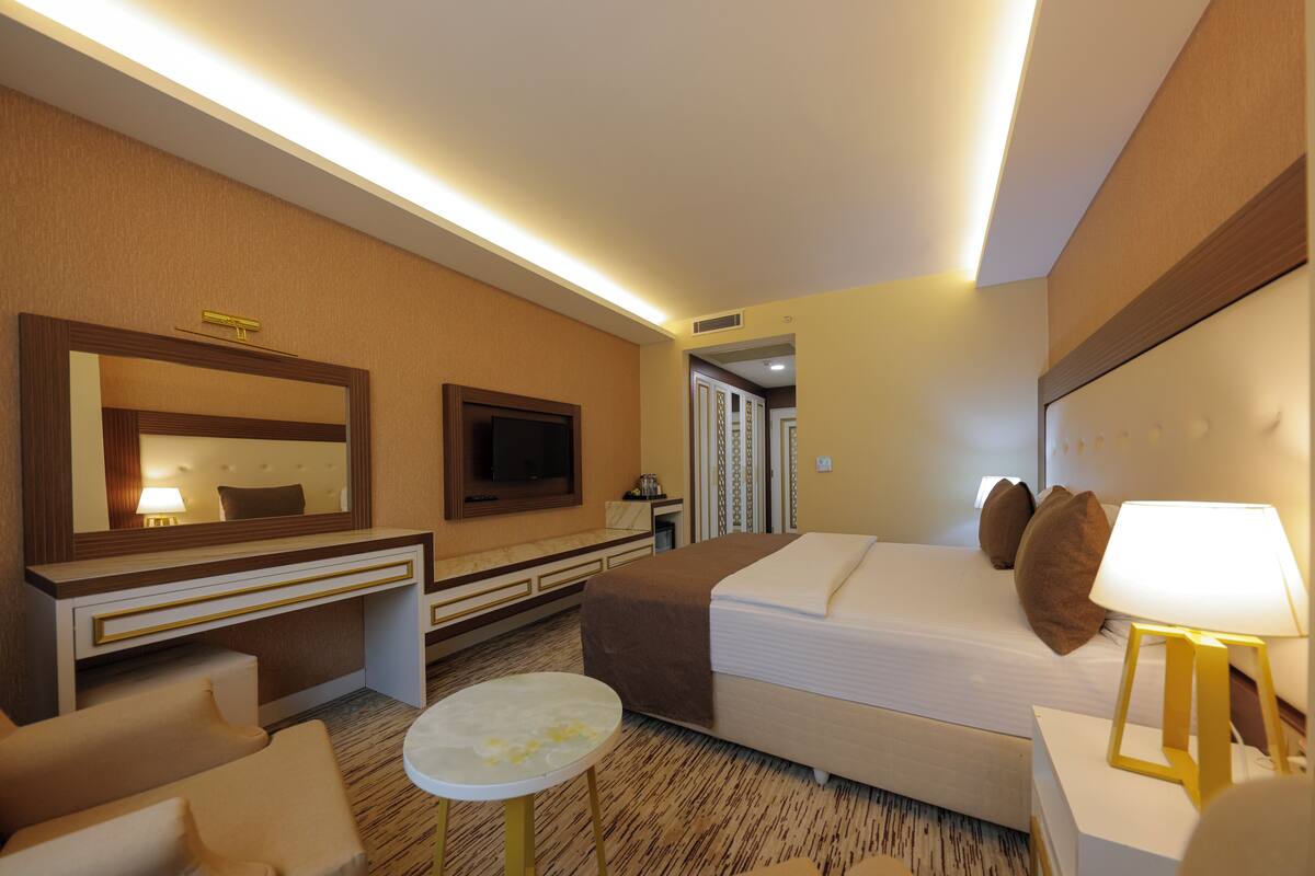 Hochwertige Bettwaren, Betten mit Memory-Foam-Matratzen, Minibar