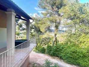 Terrace/patio - Élégante Villa Provençale: Jacuzzi, Calme & Nature (La Crau)
