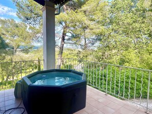 Outdoor spa tub - Élégante Villa Provençale: Jacuzzi, Calme & Nature (La Crau)