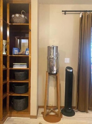 Interior - Private Desert Oasis/Murals, Hot Tub & Outdoor Shower in the Heart of Tucson! (Tucson)