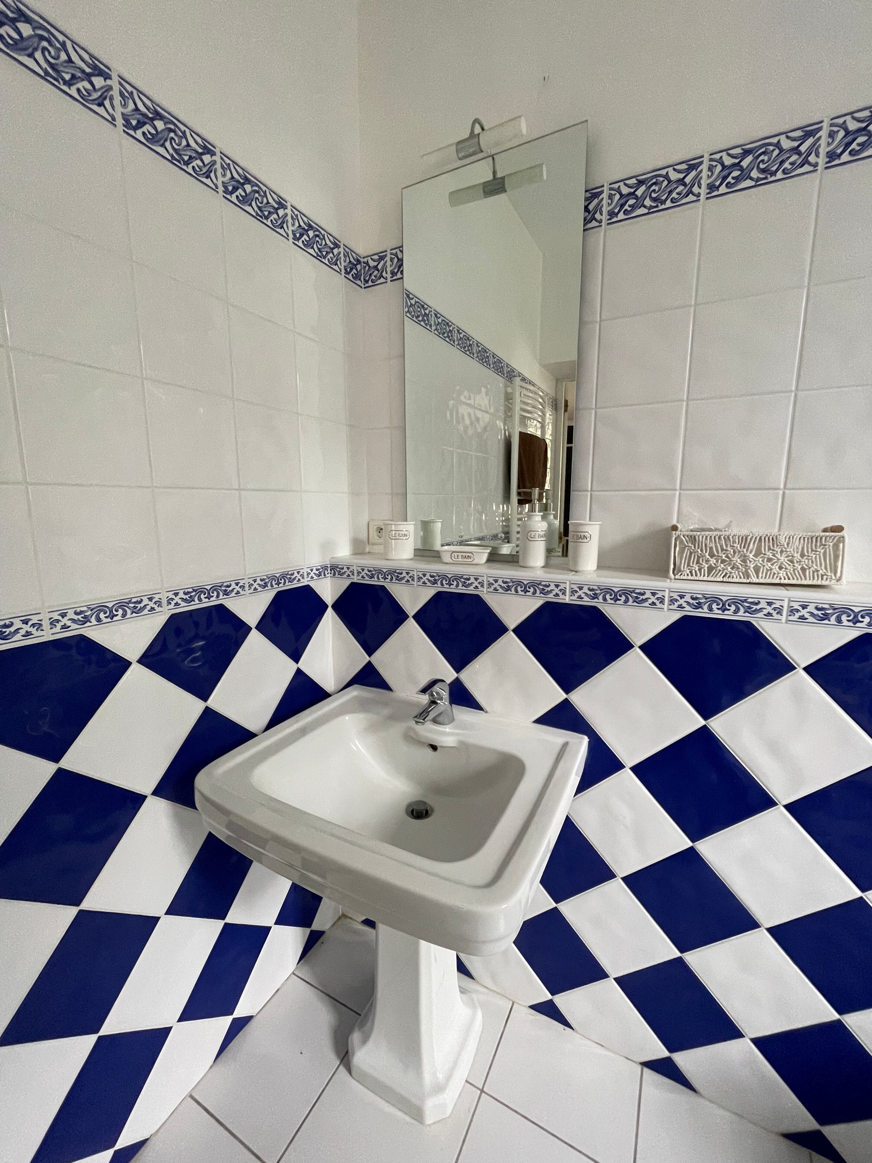 Habitación doble | Baño | Ducha, cabezal de ducha tipo lluvia, secador de pelo y toallas