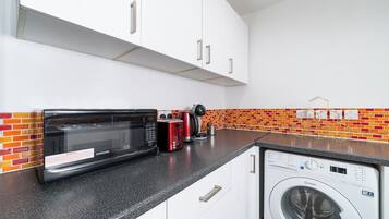 Refrigerador, microondas, horno y cafetera y tetera