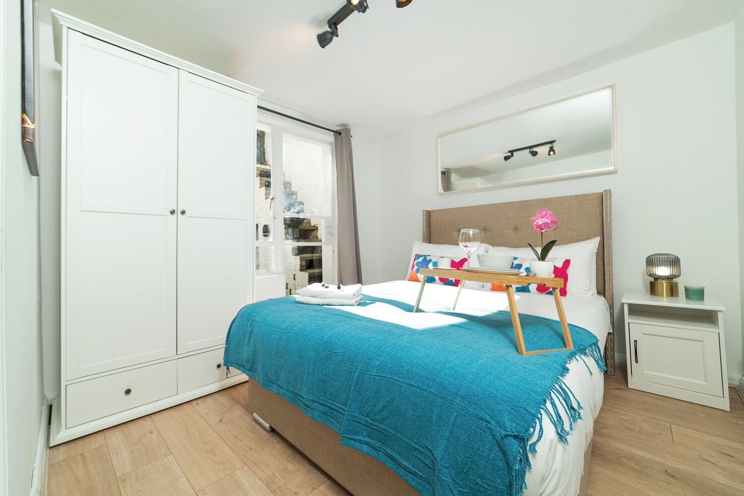 1 habitación, tabla de planchar con plancha y cuna de viaje 