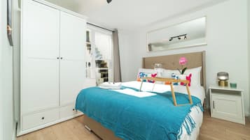 1 habitación, tabla de planchar con plancha y cuna de viaje