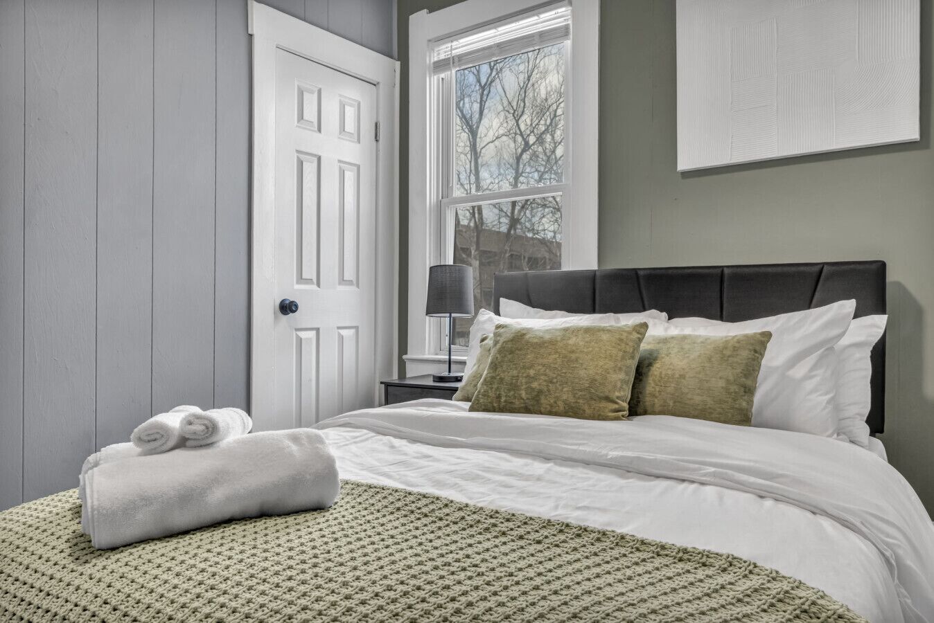 6 slaapkamers, een bureau, een strijkplank/strijkijzer, reisbedje