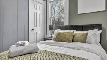 6 bedrooms, desk, iron/ironing board, travel crib