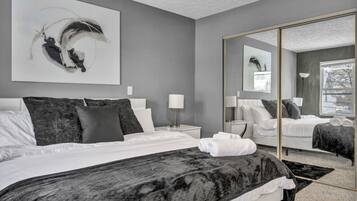 6 bedrooms, desk, iron/ironing board, travel crib