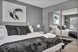 6 bedrooms, desk, iron/ironing board, travel crib