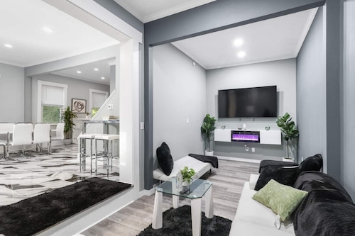 Luxurious Retreat - 2 mins to MetroHeath main campus - 6 bed 3 bath