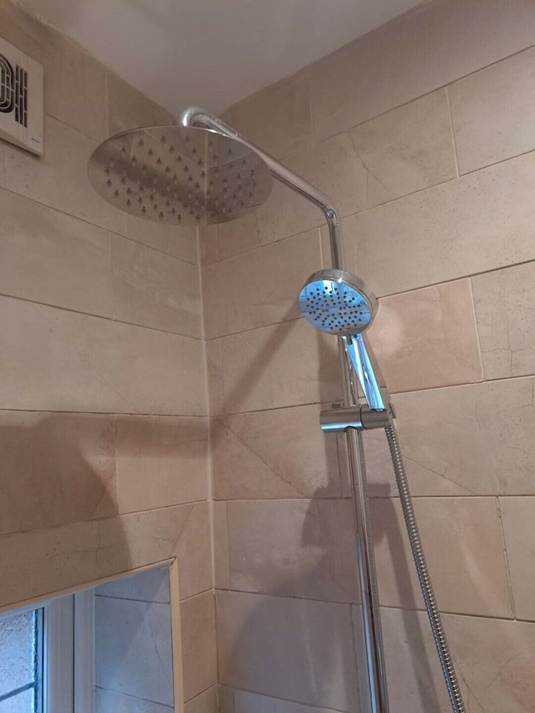 Secador de cabelo, toalhas de banho, sabonete, papel higiênico