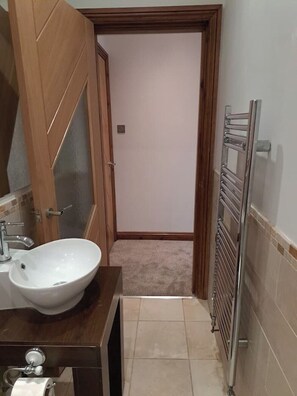 Hair dryer, towels, soap, toilet paper - The Garden Room - Bromsgrove (Bromsgrove)