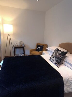 1 bedroom, iron/ironing board, WiFi, bed sheets - The Garden Room - Bromsgrove (Bromsgrove)