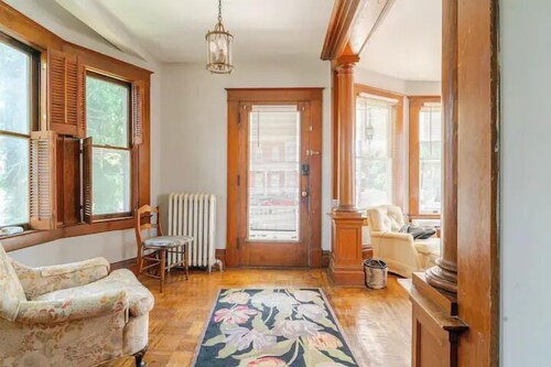 Victorian Home |Sleeps 10|Fenced|4BR|Full Kitchen|Steps2 YCP