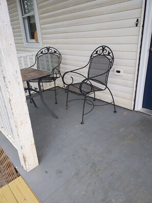 Outdoor dining - Victorian Home |Sleeps 10|Fenced|4BR|Full Kitchen|Steps2 YCP (York)