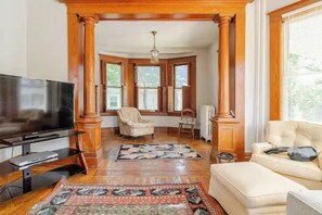 TV, DVD player - Victorian Home |Sleeps 10|Fenced|4BR|Full Kitchen|Steps2 YCP (York)