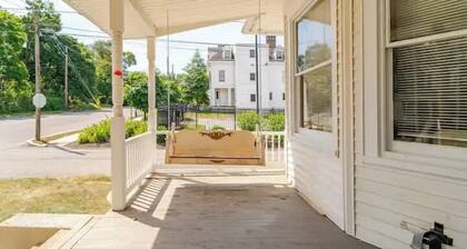 Victorian Home |Sleeps 10|Fenced|4BR|Full Kitchen|Steps2 YCP