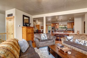 Smart TV, fireplace - Moose Mgmt at Bear Hollow 5531: King bed-Balcony w/ Grill-Pvt Hot Tub-Pool (Park City)