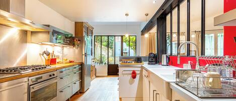 Réfrigérateur, micro-ondes, four, plaque de cuisson