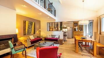 Smart TV, fireplace, books, stereo