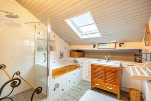 Shower, hair dryer, towels, soap - Spacious house near Paris (subway) (Ivry-sur-Seine)