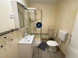 Doccia, asciugacapelli, asciugamani, sapone