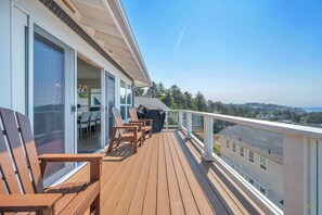 Terrace/patio - 3 Sky-High Ocean-View Decks, Hot Tub, 2 King Suites in this Olivia Beach Beauty! (Lincoln City)