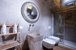 Ducha, secador de pelo, toallas, jabón
