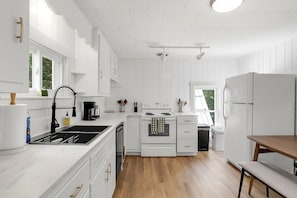 Geladeira, micro-ondas, fogão, cooktop