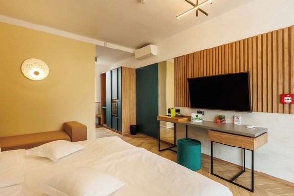 Estudio de lujo, varias camas, baño privado, vista a la alberca | Ropa de cama de alta calidad, camas con efecto memoria y minibar