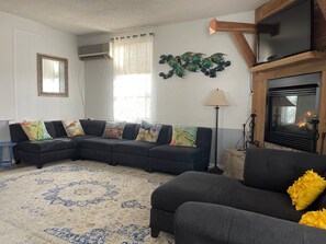 Una Smart TV, una mesa de tenis de mesa