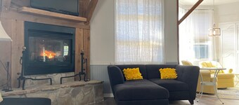 Room 5 - The Inn at Dirickson Creek -- King bed, Two twins, Perfect for Families