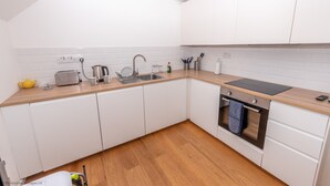 Microwave, oven, toaster, dining tables - Barton Road Apartment (Woolacombe)
