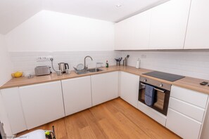 Microwave, oven, toaster, dining tables - Barton Road Apartment (Woolacombe)