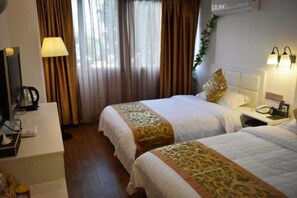 A hotel room with two beds, a desk, a lamp, and a television. - Moshang Huakai Liyi Hotel (Wuhu Limin Middle Road Branch) (Wuhu)