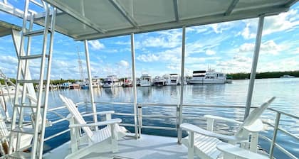 1.5 Bedroom, 1 bath with back deck. Pet friendly with 2 Queen and 2 twin beds.