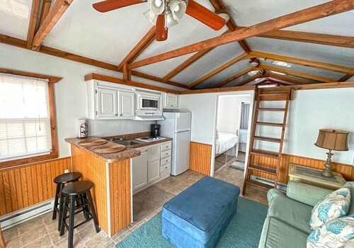 1.5 Bedroom, 1 bath with back deck. Pet friendly with 2 Queen and 2 twin beds.